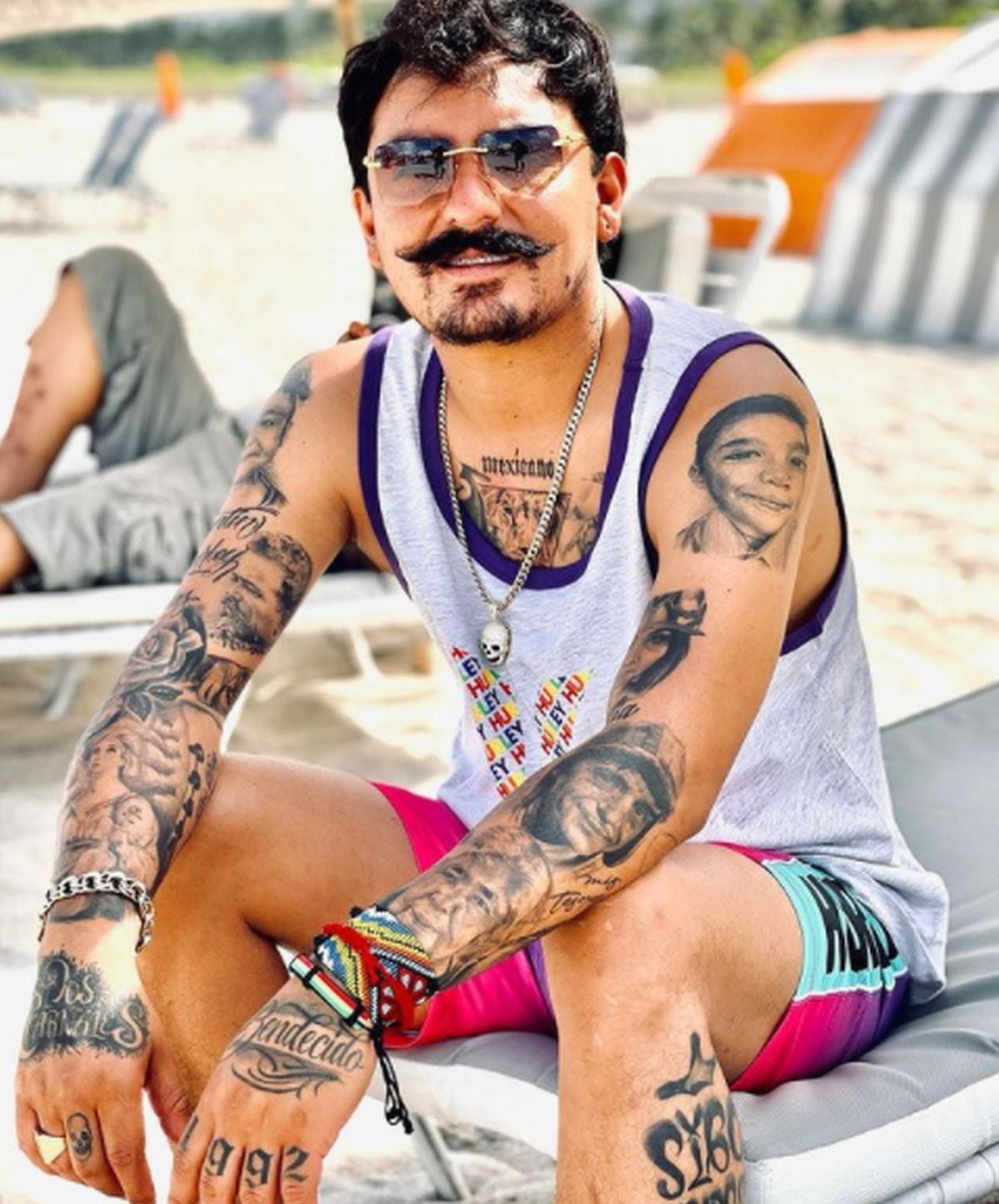 El brazo izquierdo de Poncho Quezada muestra el tatuaje de un personaje muy querido por todos: El Chavo (Foto: Los dos carnales)