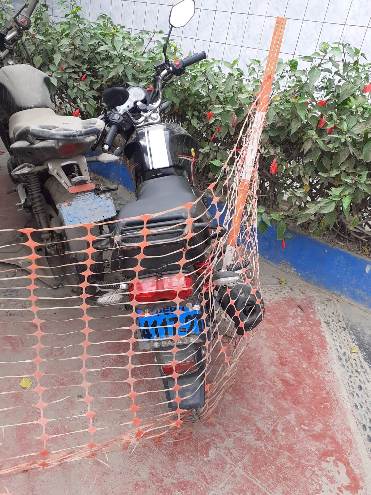 A pesar de sus graves heridas de bala, los policías Miguel Segundo Huaraya y José Gonzales Alarcón, ambos de la comisaría de José Gálvez, atraparon al asaltante venezolano Víctor Alejandro Hernández Vitriago (23). (foto: Mónica Rochabrum)