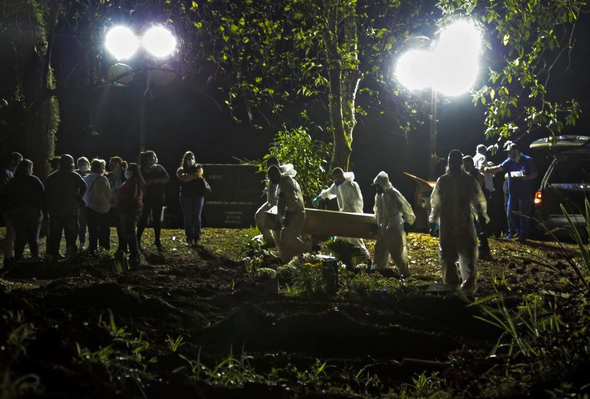 Una víctima de coronavirus es enterrada en el cementerio de Vila Formosa, en Sao Paulo, Brasil, el 31 de marzo de 2021. (Foto de Miguel SCHINCARIOL / AFP).
