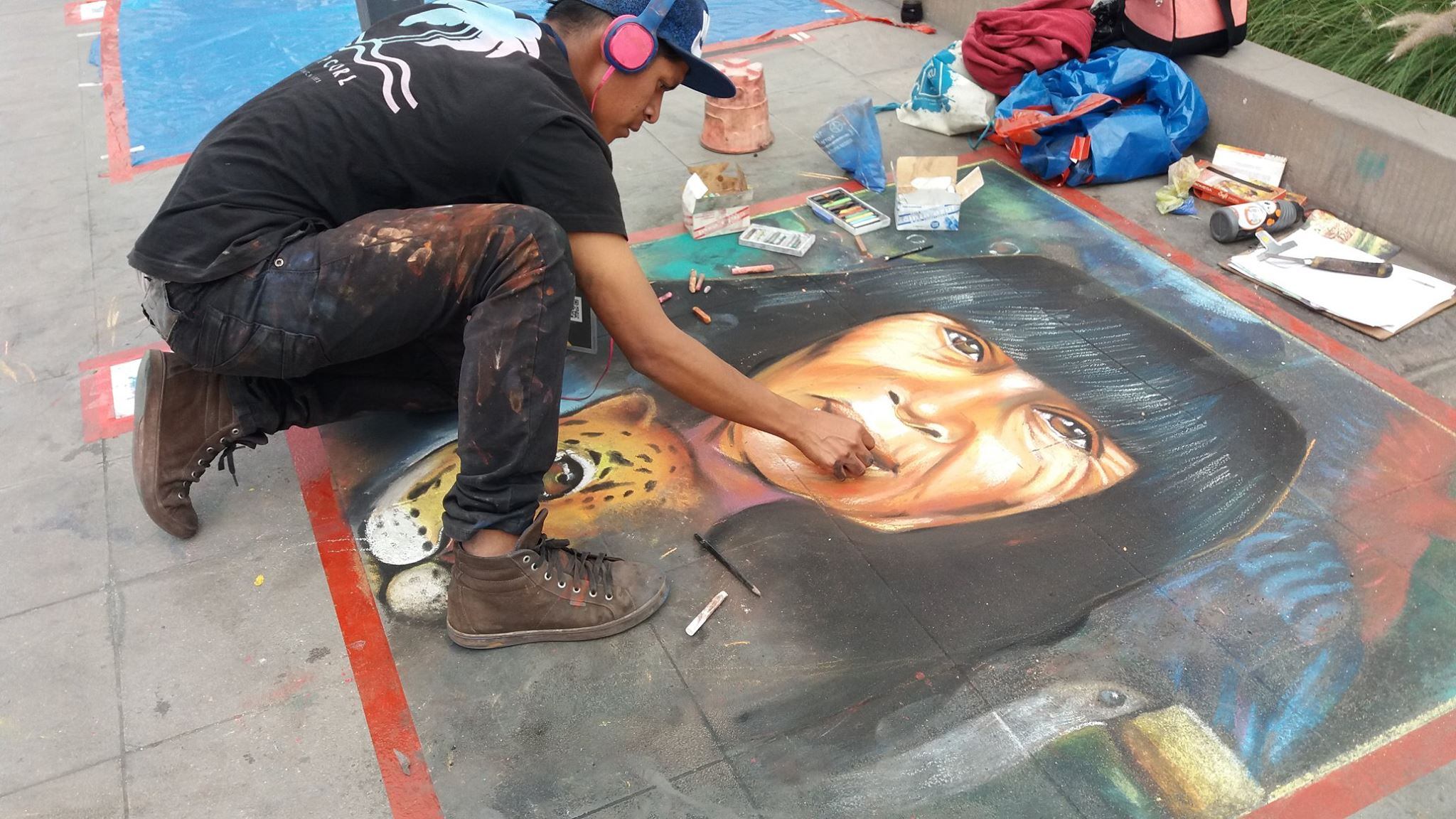 Artista ganó festival Punku Chalk y eso le permitió representarnos en concurso de arte pavimental en Colombia. Foto: Lenin Tadeo.