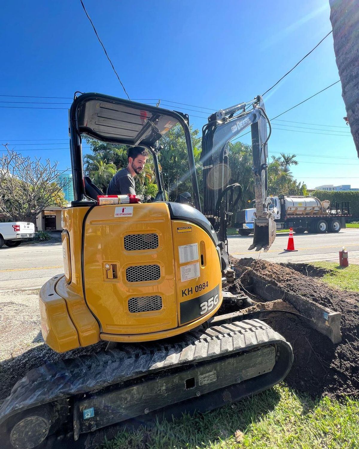 Camilo manejando una excavadora (Foto: Camilo/Instagram)