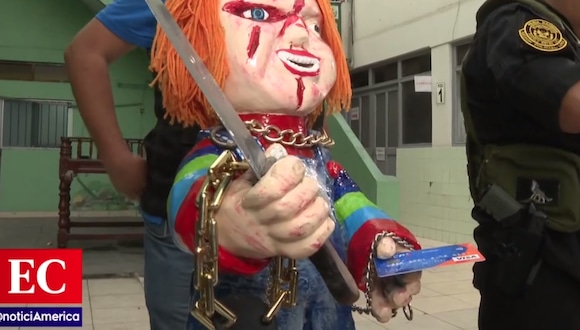 Policía les decomisó está imagen de Chucky con un cuchillo y una tarjeta bancaria. (Captura América)