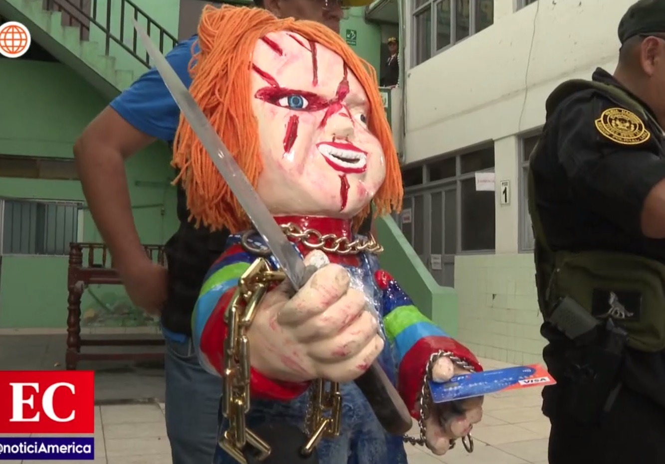 Policía les decomisó está imagen de Chucky con un cuchillo y una tarjeta bancaria. (Captura América)