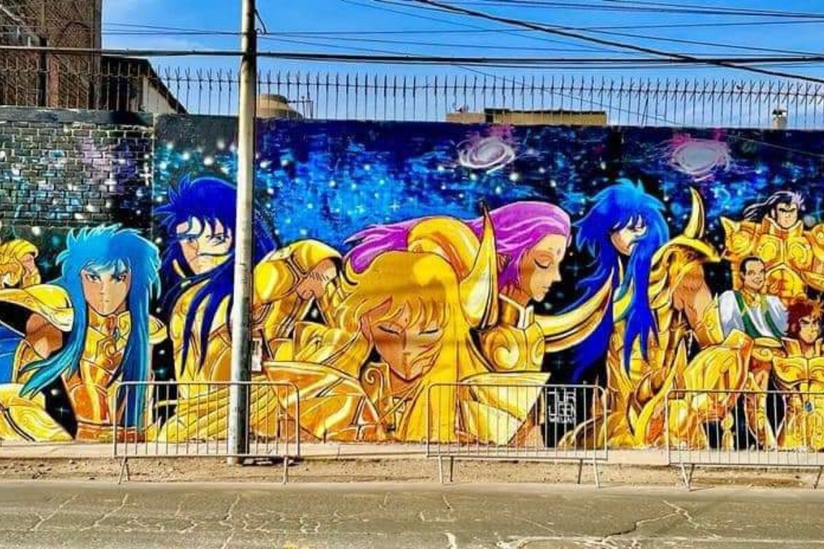 Muro pintado en distrito de San Luis con imagen de personajes del dibujo Caballeros del Zodiaco