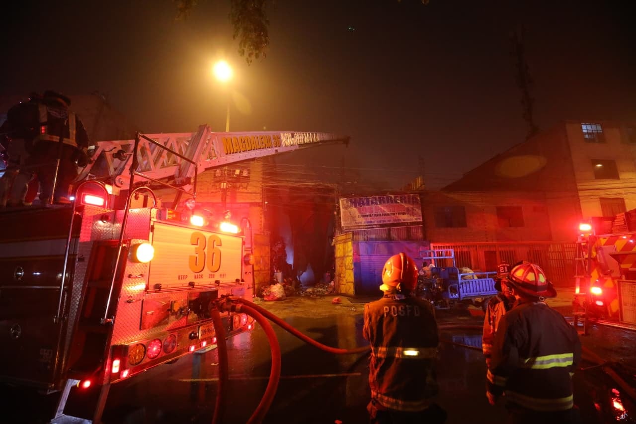 Un incendio de proporciones se registró en Gamarra, La Victoria, en medio de festividades de Año Nuevo. (Foto: GEC)