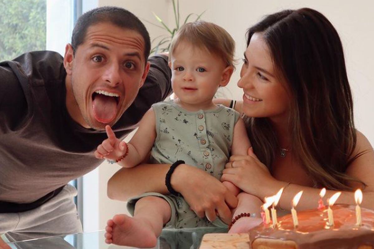 Sarah Kohan y 'Chicharito' junto a su primer hijo (Foto: Instagram/Sarah Kohan)