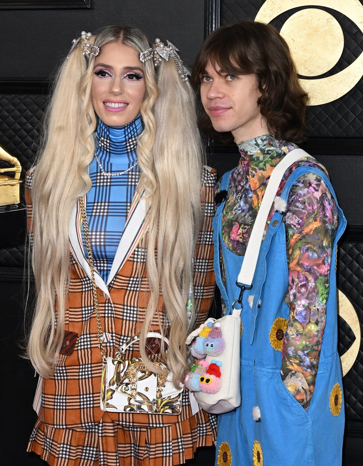 El dúo Domi & Jd Beck en la alfombra roja de los Premios Grammy 2023. (Foto: AFP).