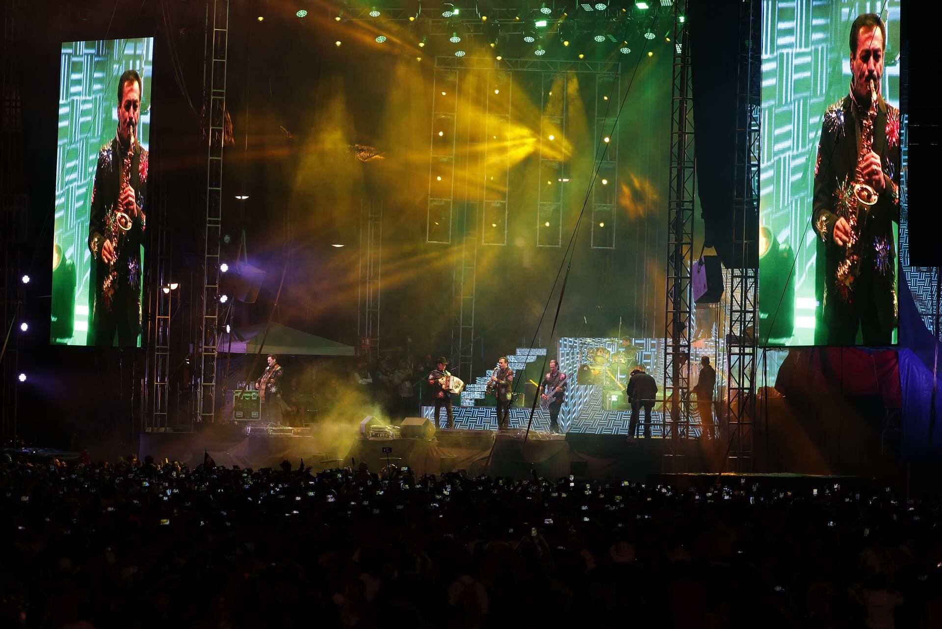 Los Tigres del Norte se presentan en el concierto durante la ceremonia por el 212 aniversario del Grito de independencia en el Zócalo de Ciudad de México. (EFE/José Méndez).
