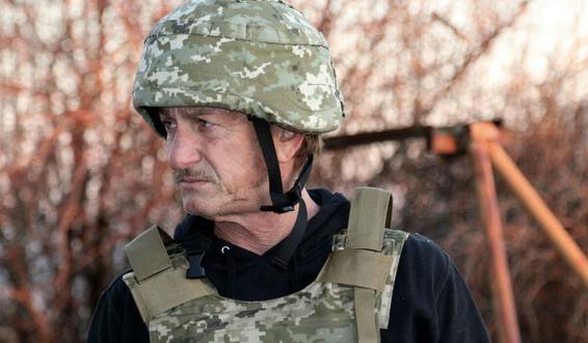 Sean Penn en su primera visita a Ucrania en noviembre del 2021, país al que visitó para hacer un documental sobre la situación de tensión entre este país y Rusia (Foto: Fuerzas Armadas Ucranianas / AFP)