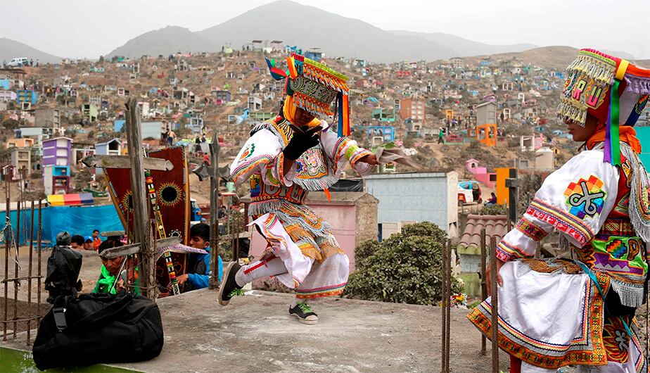 Los familiares acuden a los cementerios en el Día de todos los santos (Foto: EFE)