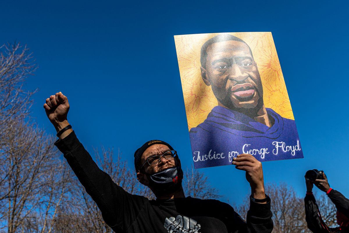 En esta foto de archivo, Chaz Neal, un activista de la comunidad de Redwing, sostiene un cartel en St. Paul, Minnesota (Estados Unidos), el 6 de marzo de 2021. (Kerem Yucel / AFP).