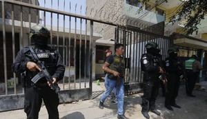 San Juan de Lurigancho: A balazos, la policía detiene a cuatro asaltantes