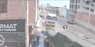Tráiler sin control aplasta autos y deja tres heridos