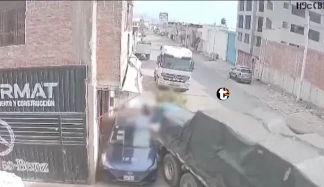 Tráiler sin control aplasta autos y deja tres heridos