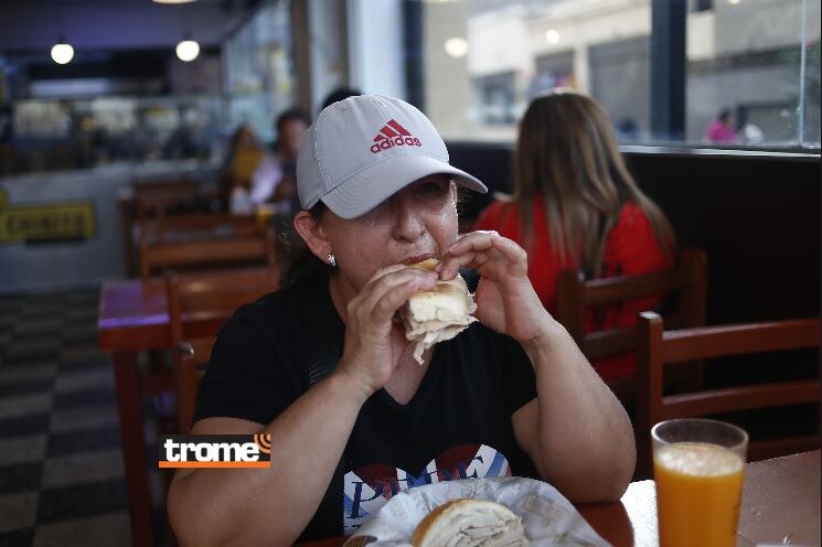 Público disfruta en 'El Chinito' de este sánguche peruano con reconocimiento mundial: la butifarra (Entrevista: Isabel Medina / Foto: Hugo Curotto /Trome ).