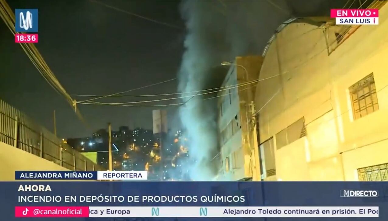 Humo y fuego emana de almacén que se quema en San Luis.