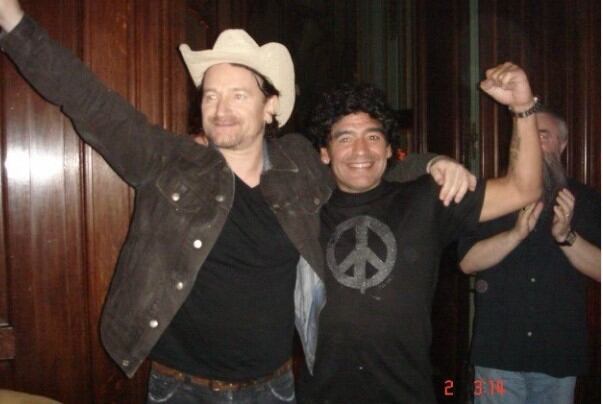 El músico irlandés Bono junto a otra estrella mediática, el futbolista Diego Armando Maradona (Foto: U2/Instagram)