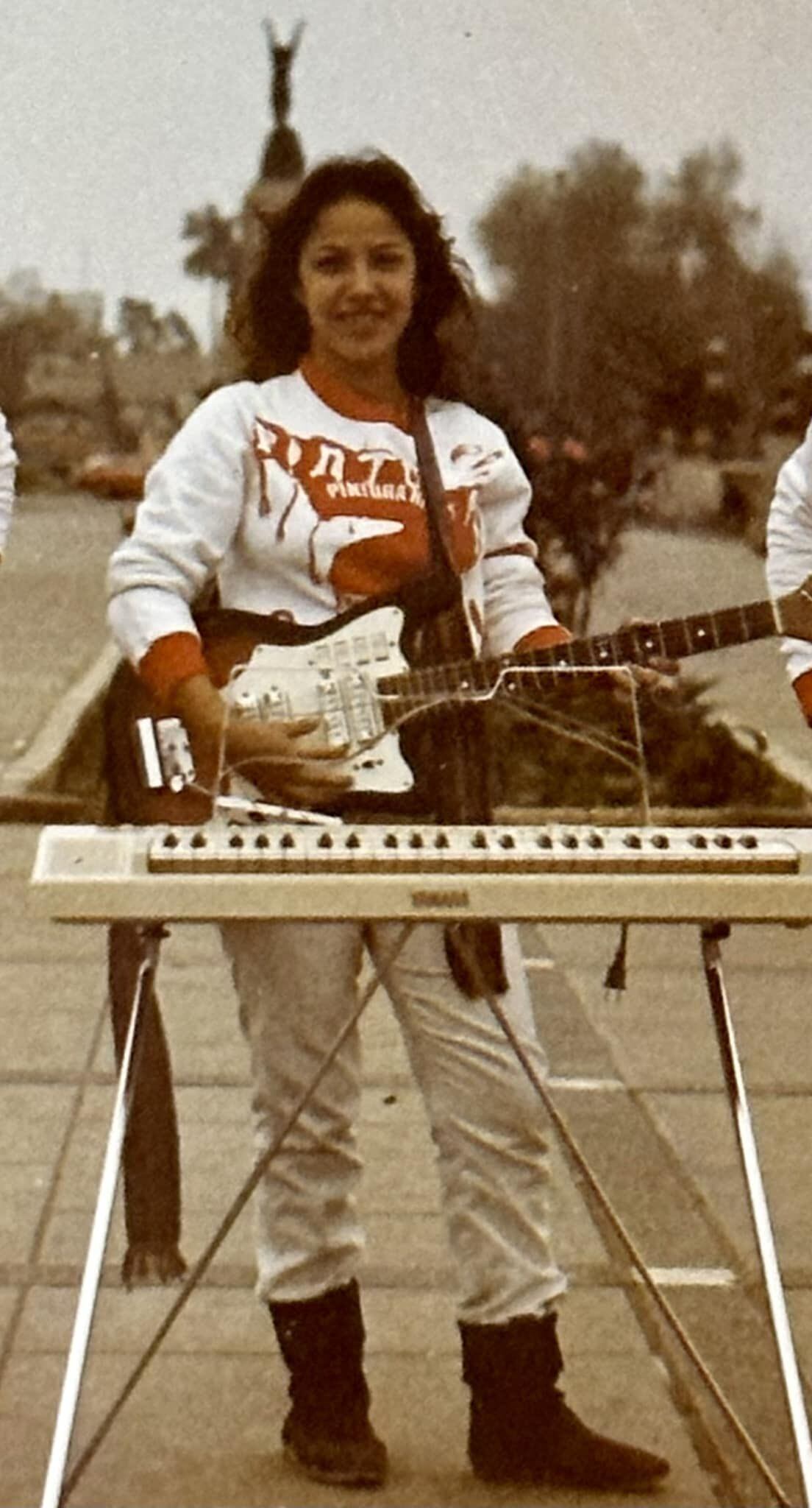 Princesita Mily, guitarra en mano, en la década de 1980.