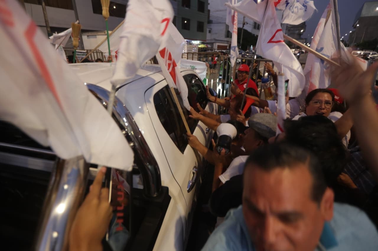 Llegada de Fernando Olivera al debate presidencial (Fotos: Julio Reaño/@photo.gec)