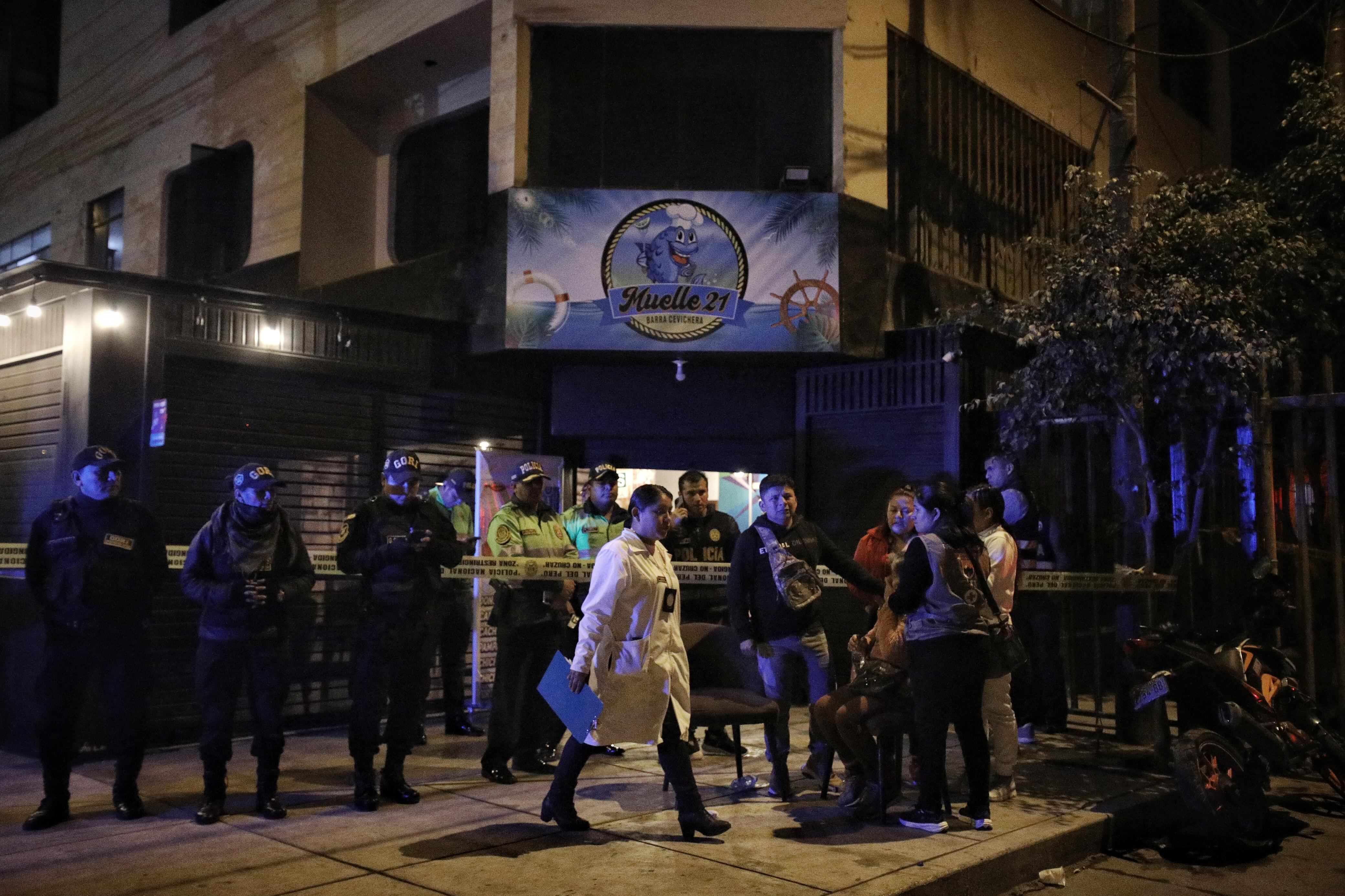 Dos sicarios en moto llegaron al local ubicado en Independencia, uno ingresó y disparó 8 balazos contra Jaime Carmona cuando transmitía en vivo por TikTok su presentación. Foto: GEC