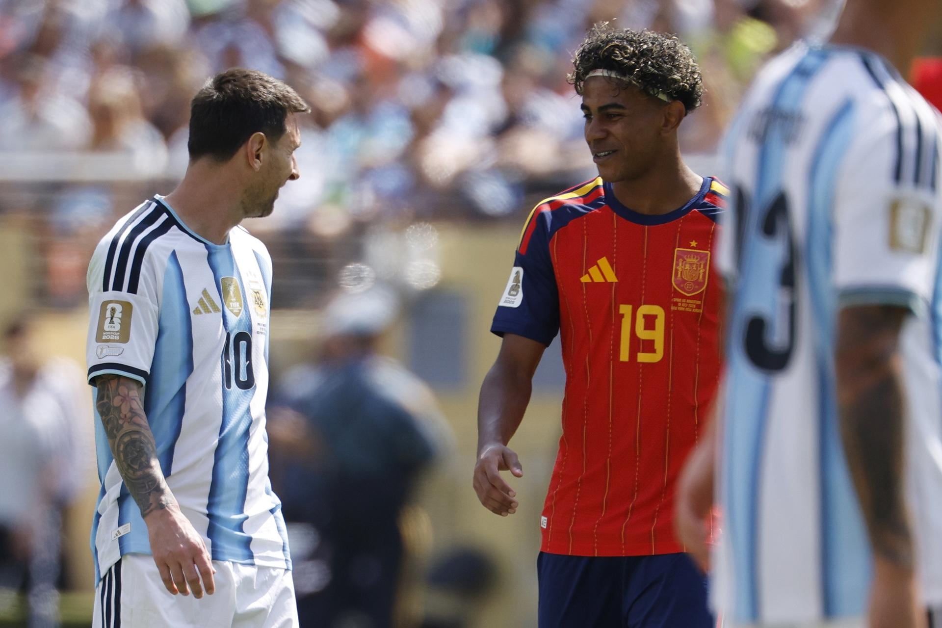 ¡Encuentro de generaciones! Messi y Lamine Yamal se saludaron antes de la gran final del Mundial