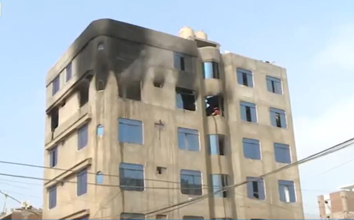 Policías tuvieron que romper varias puertas para hallar a las víctimas.
