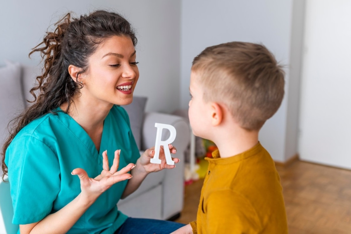 Trastorno del habla, llamado rotacismo, puede afectar el desenvolvimiento del pequeño si no se trata a tiempo. Foto: Istock.