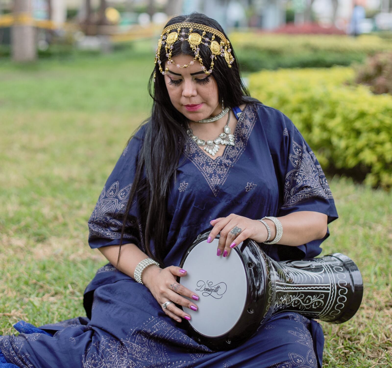 Se dejó conquistar por la magia del sonido de la darbuka y ahora es experta con el instrumento oriental. Foto: Julio Reaño.