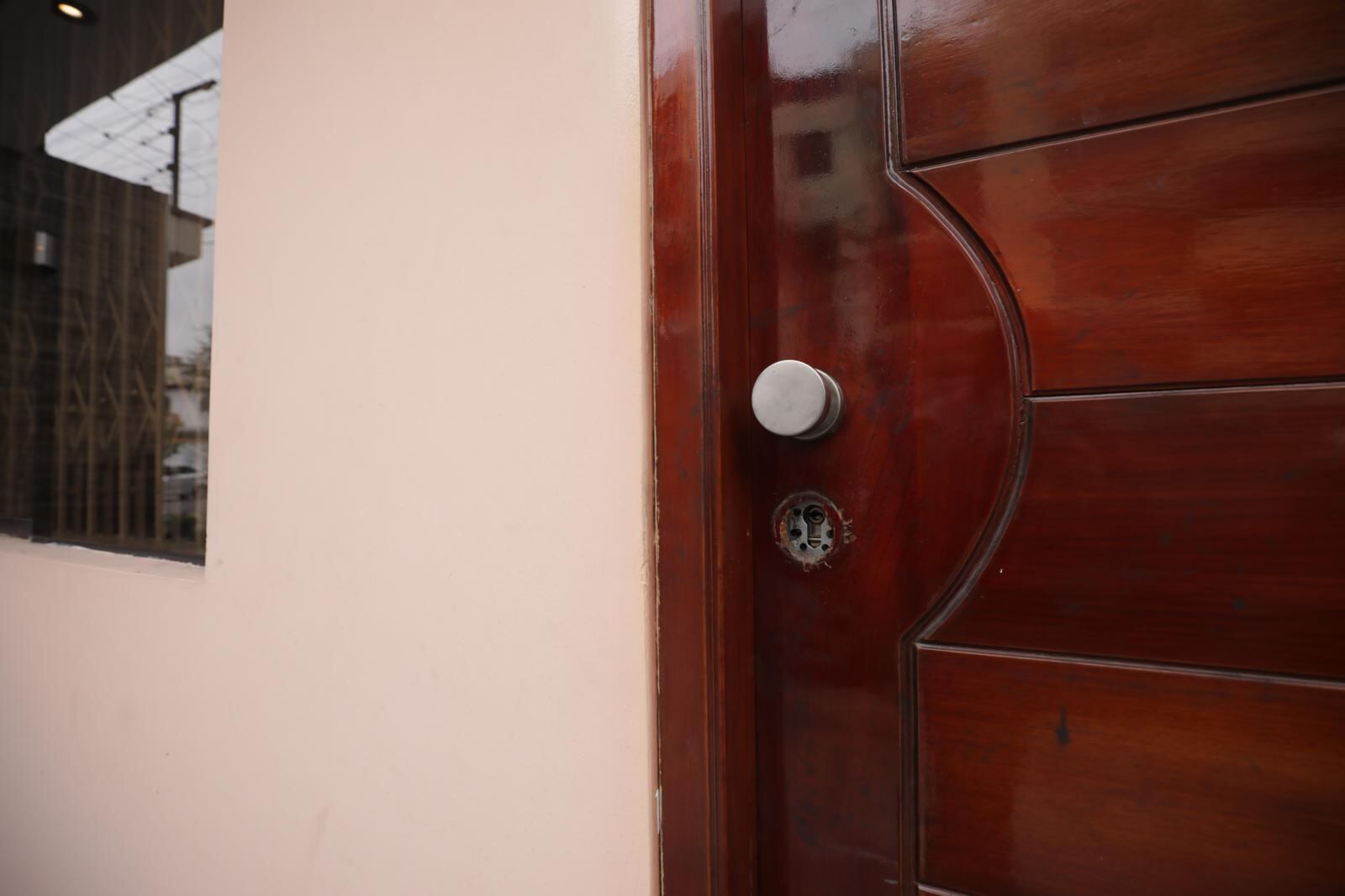 Así quedó la chapa de la puerta tras el hurto. Foto: Britanie Arroyo / Diario Trome