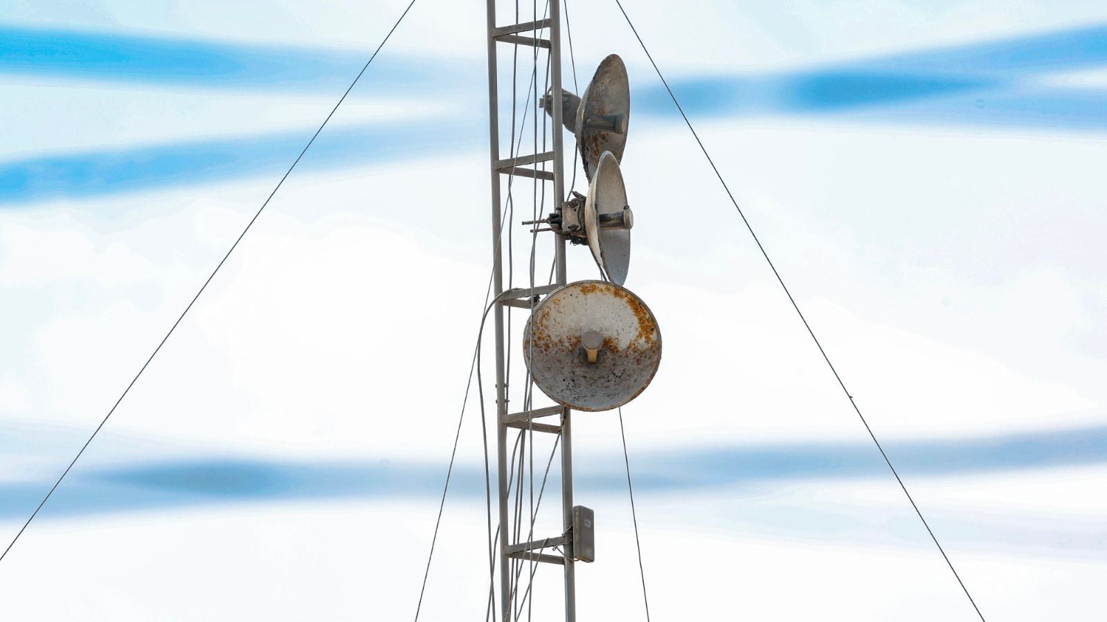 Antenas y equipos especiales en una azotea cercana al penal dirigían la señal ilegal. Foto: MTC
