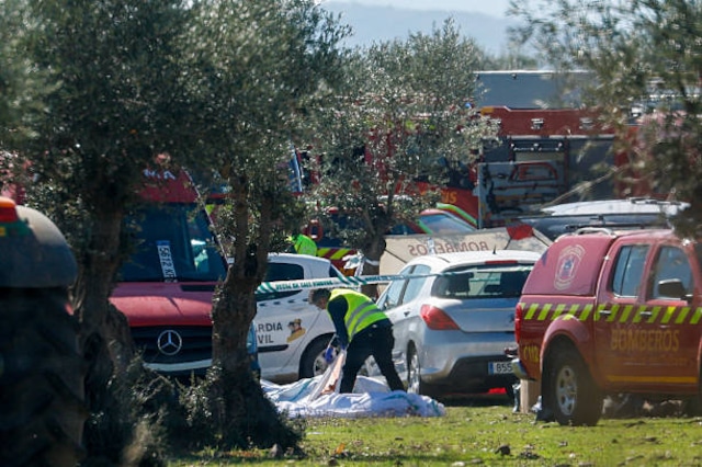 Policía de España hace el penoso reconocimiento de las víctimas (Foto: AFP)