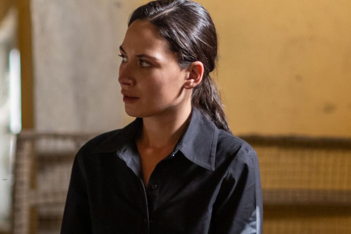 Betül, de negro, durante su captura en la serie (Foto: Tims & B Productions)