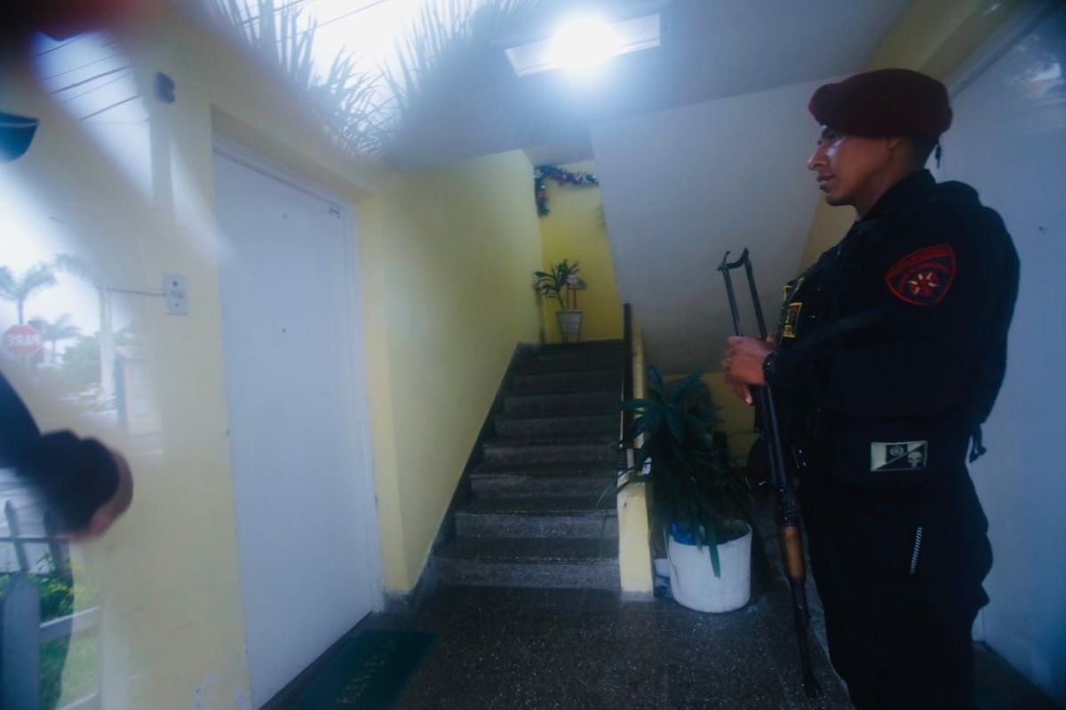 Agentes de Dircocor allanan vivienda del actual gobernador regional Ciro Castillo ubicado en La Punta. Fotos:@photo.gec
