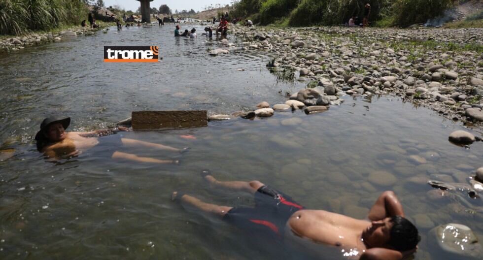 Varias familias optaron por refrescarse del calor en el rio Lurín. (Foto Julio Reaño / Trome)