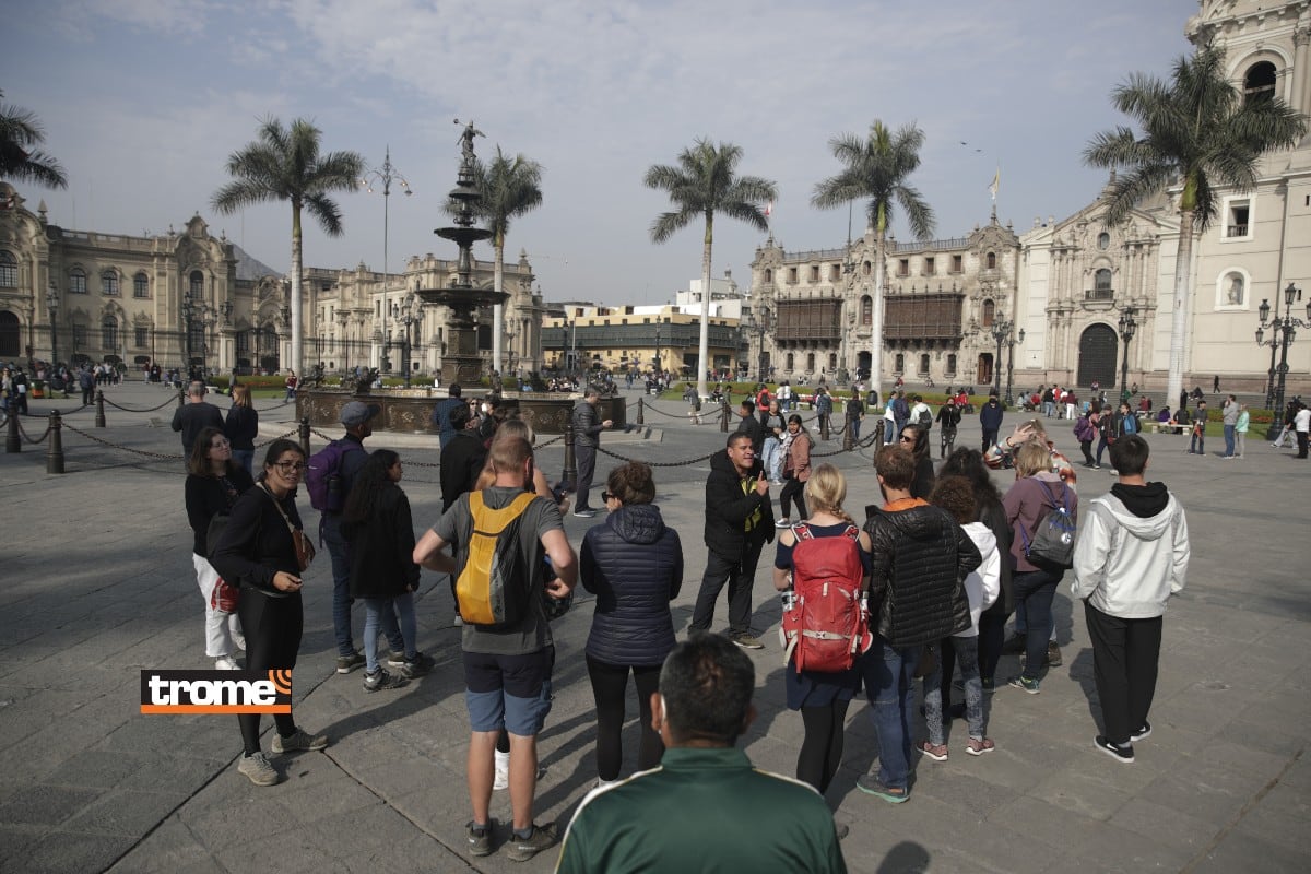 Turistas y comerciantes contentos por el retiro de las rejas en la Plaza de Armas. (Isabel Medina / Trome / Renzo Salazar)