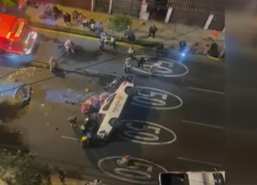 Dos policía resultaron heridos en choque en Lince. (Tv Perú)