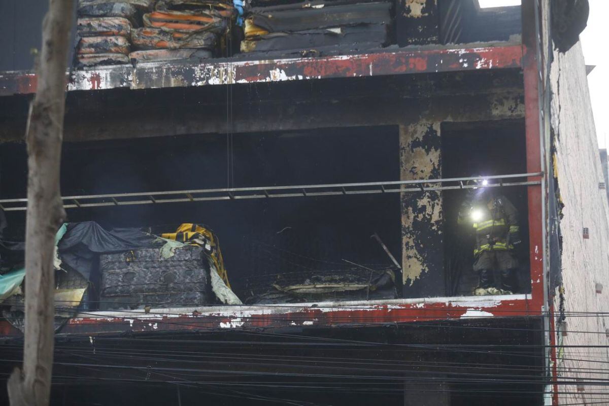 Se incendio almacén de colchones ubicada en avenida Gerardo Unger en Los Olivos. Fotos: @photo.gec