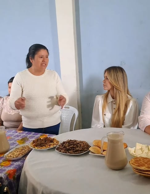 Sheyla Rojas escuchó atentamente a las mujeres encargada del comedor popular "Gustitos y Sazón" del sector de Mollepampa, en Cajamarca.