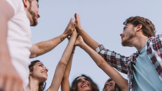 Algunos consejos para seguir el camino de la felicidad. (Foto: Freepik)