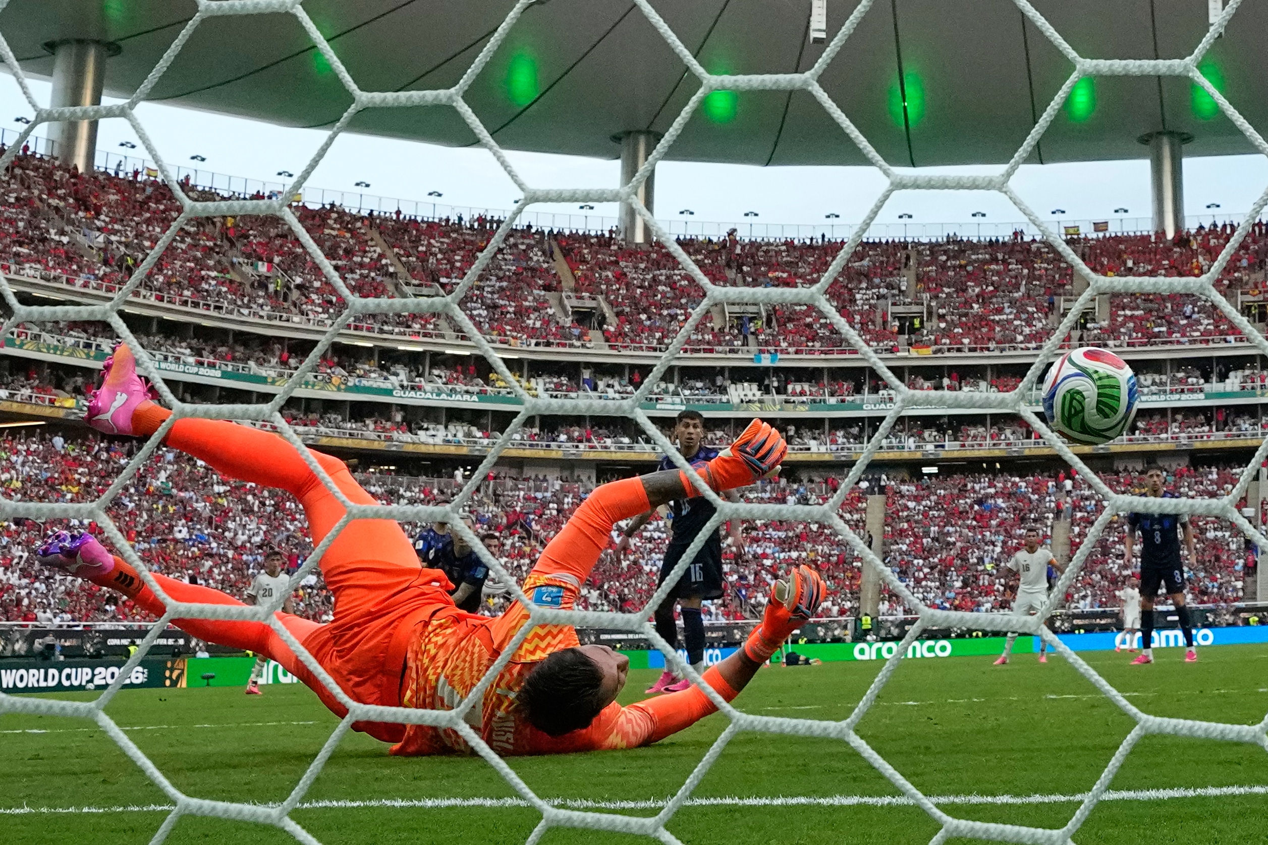 El balón se le coló a Fernando Muslera en el primer gol de España ante Uruguay. (AP Photo/Natacha Pisarenko )