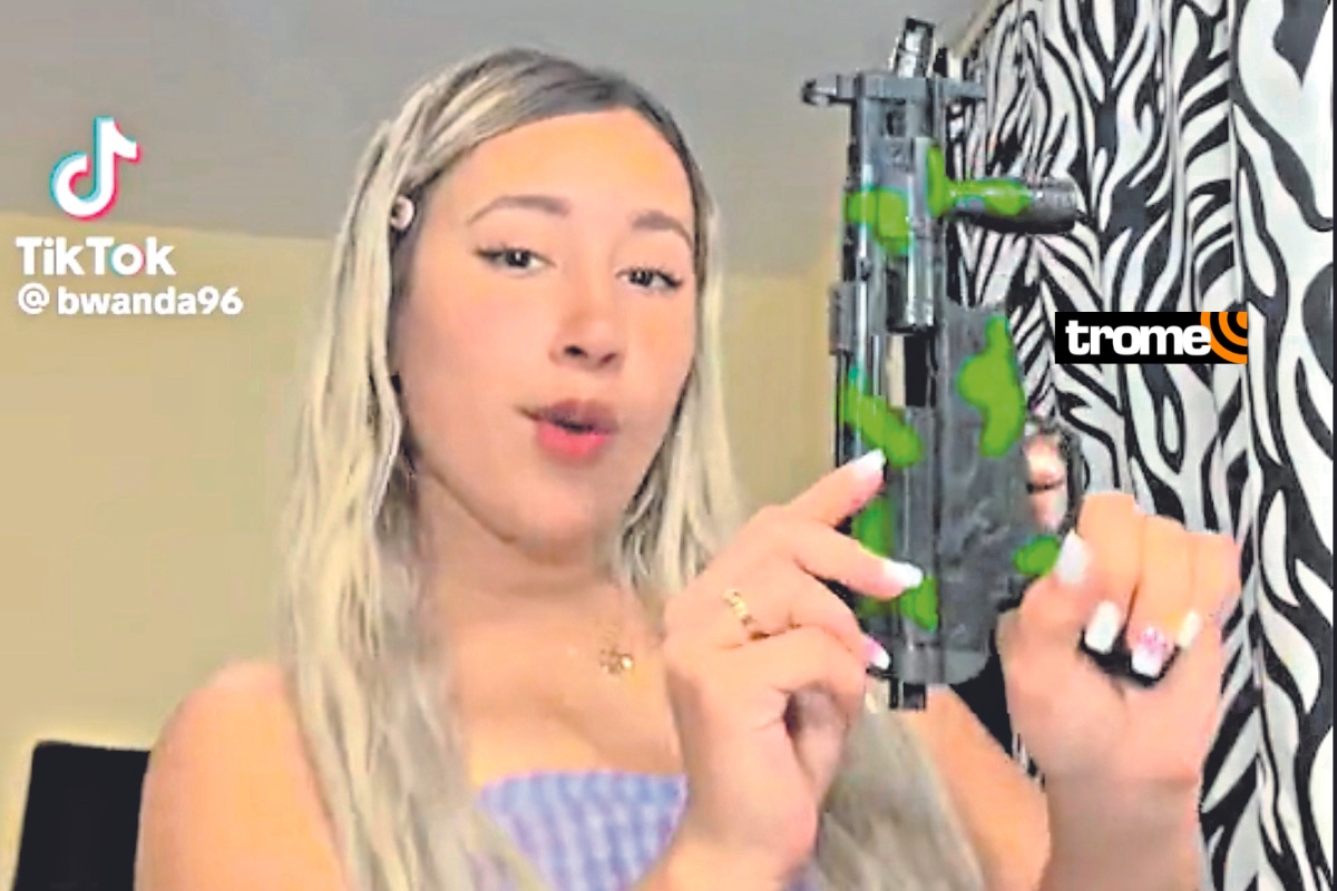 Wanda posó bailando con una réplica de Mini Uzi en su TikTok.