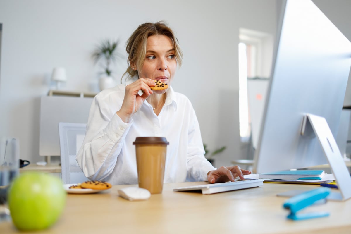El nutriólogo Gerardo Bouroncle detalla los riesgos de comer frente a las pantallas y ofrece recomendaciones para recuperar una alimentación más consciente y saludable. Foto: Istock.