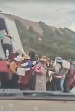 Saquean camión con contrabando en Puno. (Latina)