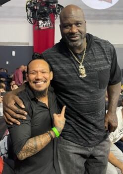 Luis Palomino junto a Shaquille O'neal.