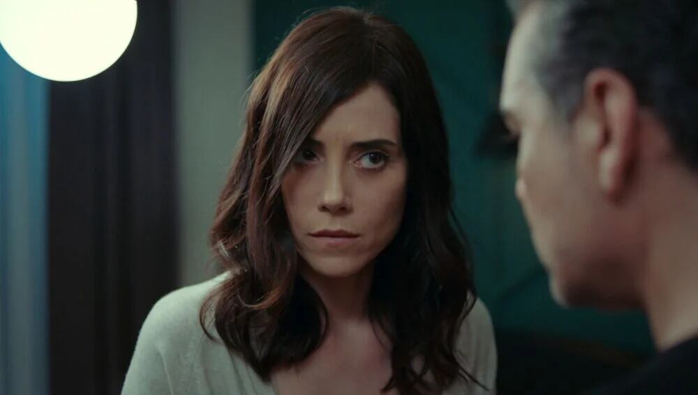 La telenovela turca "Infiel" está protagonizada por Cansu Dere y Caner Cindoruk (Foto: Medyapım)