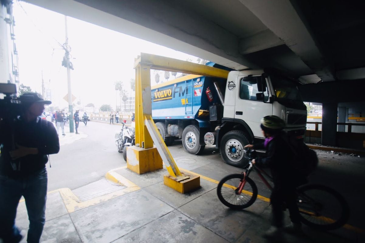 Un tráiler quedó atascado bajo el puente de la avenida La Marina cruce con avenida Brasil, frente al Hospital de la Policía. Fotos: César.grados@photo.gec