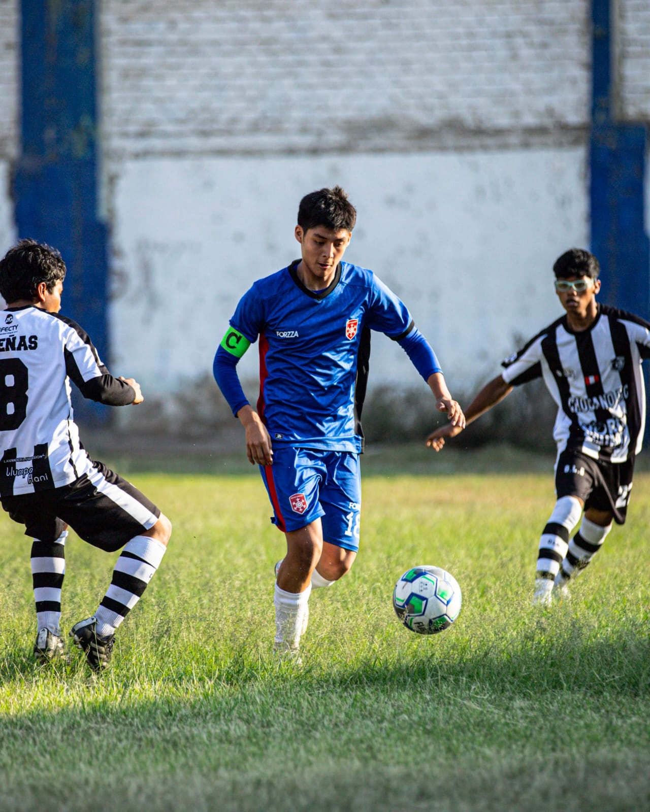 Levando la cinta de capitán del 'Neuro Soccer' su equipo en Comas.
