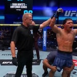 Peruano Piero Guaylupo le propinó una paliza al inglés Callum Connor y ganó su contrato con UFC | VIDEO