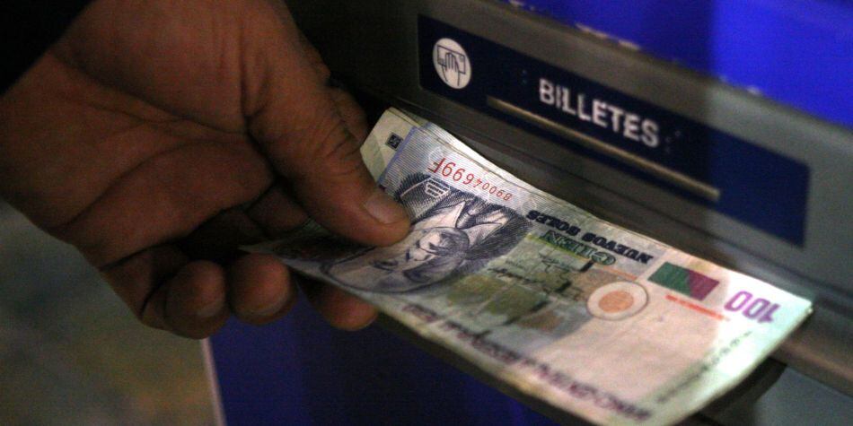 Persona retirando dinero de su AFP en el cajero automático (Foto: Andina)