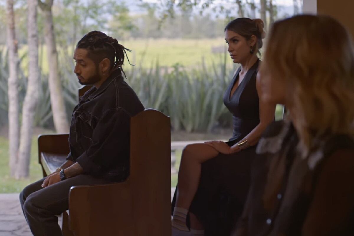 Zulma utilizando pantuflas en el funeral de José Cerna, el padre de Irma (Foto: La reina del flow/ Caracol TV)